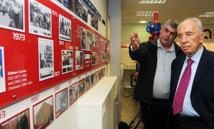 amiad history wall  - arik dayan with shimon peres